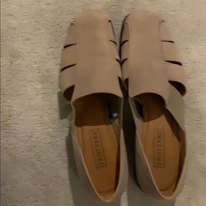 Ladies size 13m trotters shoes